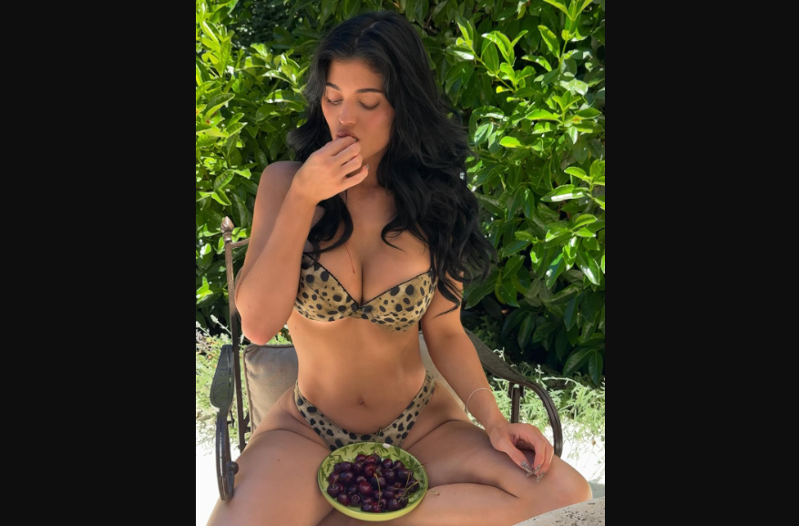 Kylie Jenner Shows Off Jaw-Dropping Figure On Greece Vacation